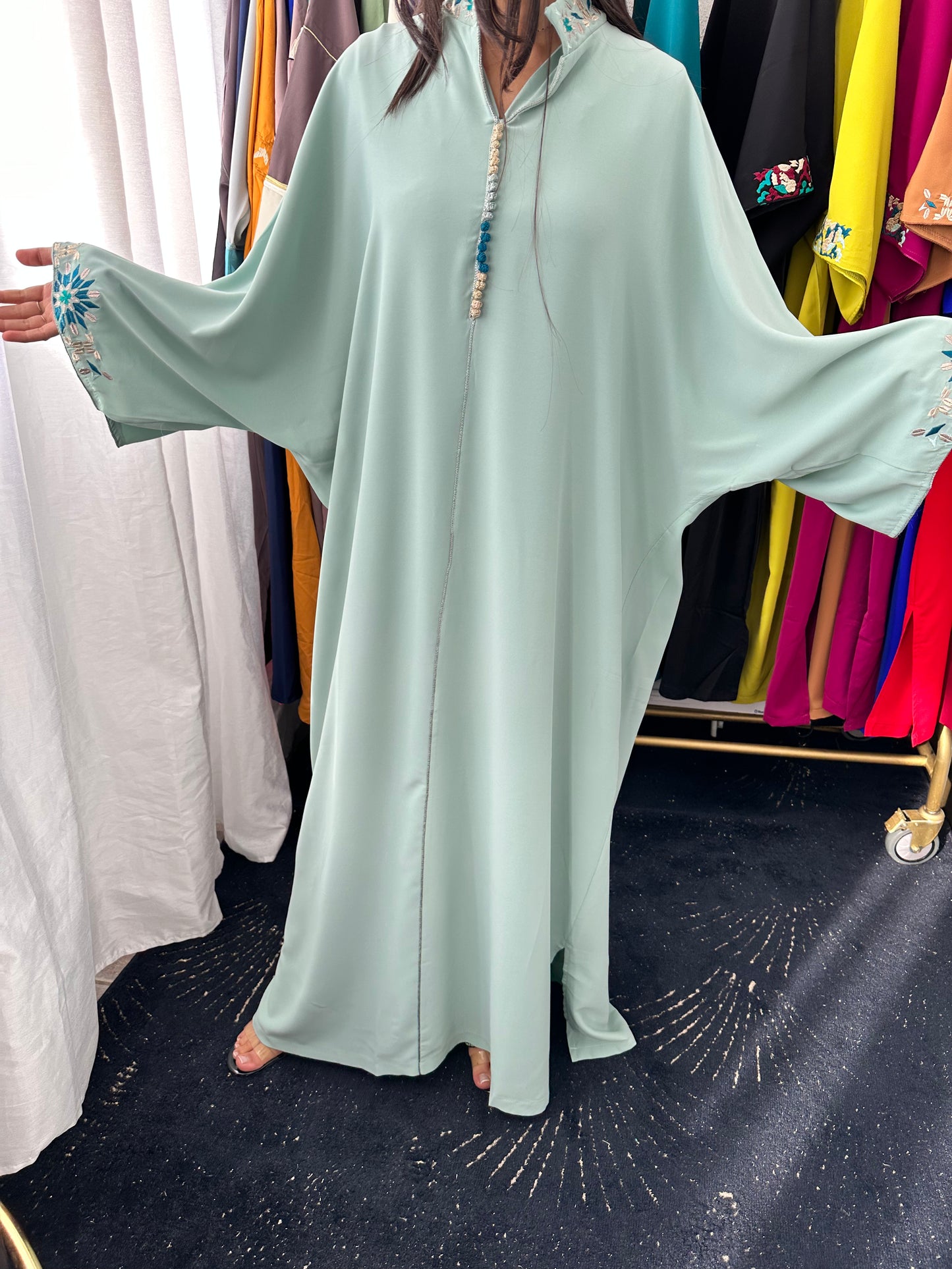 Caftan à col officier et manches brodées NADIABENSHOP