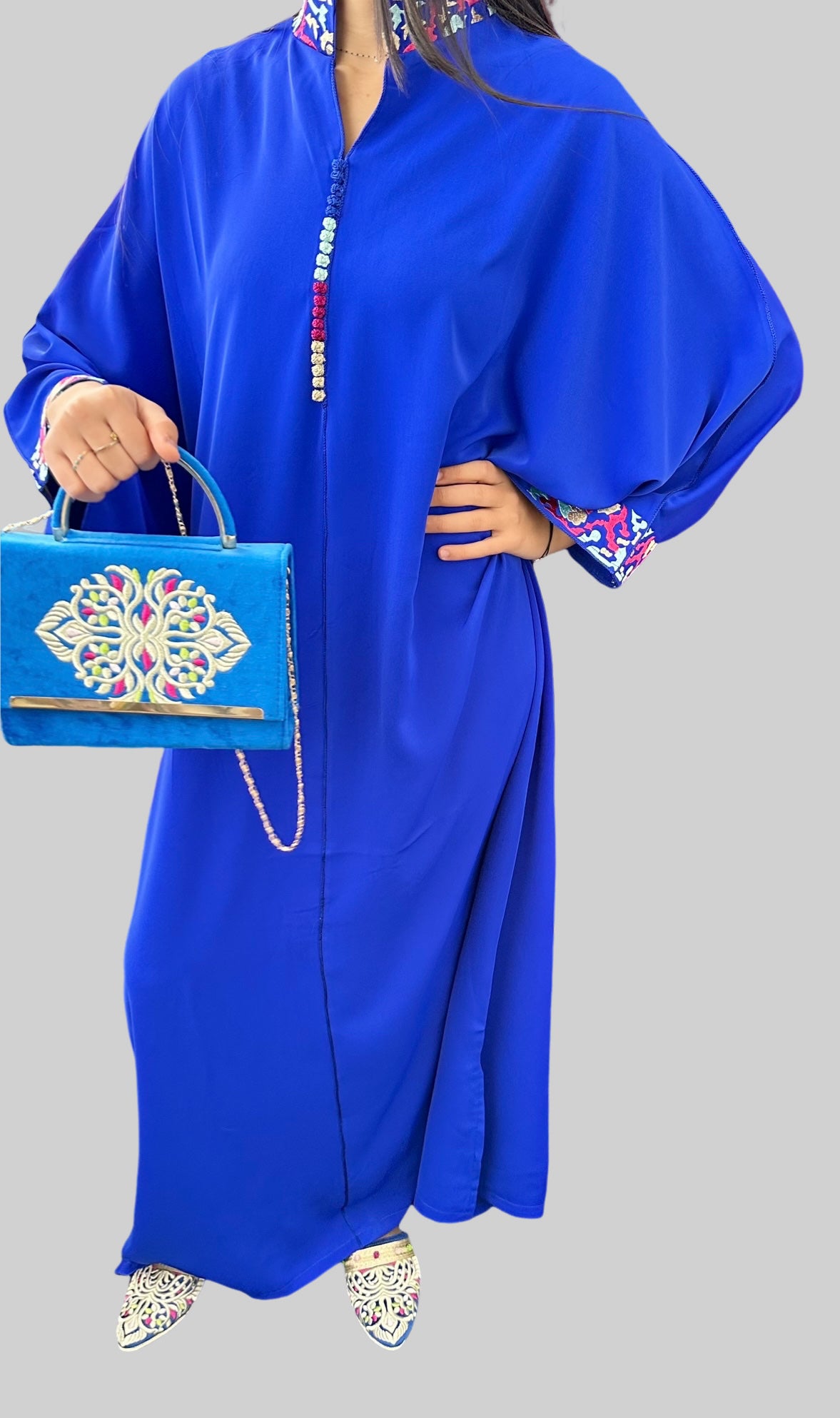 Caftan à col officier et manches brodées